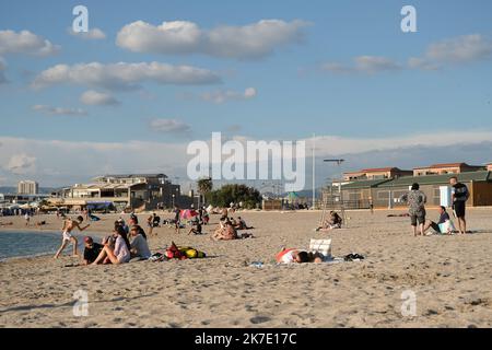 ©Naemie Bourtin / le Pictorium/MAXPPP - Naemie Bourtin / le Pictorium - 07/06/2021 - Francia / Bouches-du-Rhone / Marsiglia - la chaleur arrivare a grande vitesse et avec elle, les plages se noircissent de monde / 07/06/2021 - Francia / Bouches-du-Rhone / Marsiglia - il calore arriva ad alta velocità e con esso, le spiagge diventano nere con la gente Foto Stock