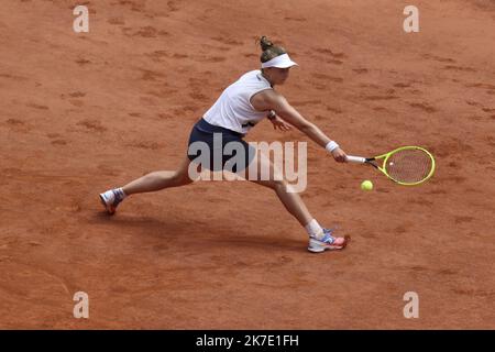 ©Sebastien Muylaert/MAXPPP - Barbora Krejcikova della Repubblica Ceca gioca un ruolo di backhand durante la finale femminile il quattordici giorni del 2021° Open francese al Roland Garros di Parigi, Francia. 12.06.2021 Foto Stock