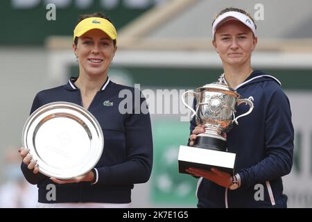 ©Sebastien Muylaert/MAXPPP - Vincitore Barbora Krejcikova della Repubblica Ceca e secondo classificato Anastasia Pavlyuchenkova di Russia con i loro trofei dopo la presentazione su Court Philippe-Chatrier dopo la finale del concorso di singles al torneo francese Open di tennis 2021 al Roland Garros di Parigi, Francia. 12.06.2021 Foto Stock