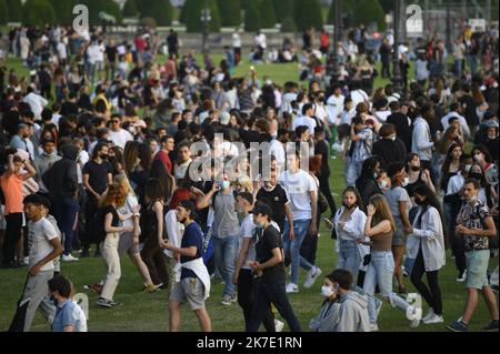 ©Julien Mattia / le Pictorium/MAXPPP - Julien Mattia / le Pictorium - 12/06/2021 - Francia / Ile-de-France / Parigi - Des milliers de jeunes s'etaient donnes rendez-vous sur l'Esplanade des Invalides pour une Soiree 'Projet X' a Paris, qui se terminera par des heurts avec les forces de l'ordre. / 12/06/2021 - Francia / Ile-de-France (regione) / Parigi - migliaia di giovani si sono incontrati sulla spianata degli Invalides per una serata 'progetto X' a Parigi, che si concluderà con scontri con la polizia. Foto Stock