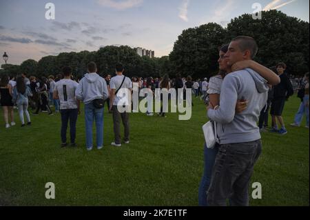 ©Julien Mattia / le Pictorium/MAXPPP - Julien Mattia / le Pictorium - 12/06/2021 - Francia / Ile-de-France / Parigi - Des milliers de jeunes s'etaient donnes rendez-vous sur l'Esplanade des Invalides pour une Soiree 'Projet X' a Paris, qui se terminera par des heurts avec les forces de l'ordre. / 12/06/2021 - Francia / Ile-de-France (regione) / Parigi - migliaia di giovani si sono incontrati sulla spianata degli Invalides per una serata 'progetto X' a Parigi, che si concluderà con scontri con la polizia. Foto Stock