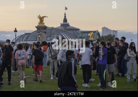 ©Julien Mattia / le Pictorium/MAXPPP - Julien Mattia / le Pictorium - 12/06/2021 - Francia / Ile-de-France / Parigi - Des milliers de jeunes s'etaient donnes rendez-vous sur l'Esplanade des Invalides pour une Soiree 'Projet X' a Paris, qui se terminera par des heurts avec les forces de l'ordre. / 12/06/2021 - Francia / Ile-de-France (regione) / Parigi - migliaia di giovani si sono incontrati sulla spianata degli Invalides per una serata 'progetto X' a Parigi, che si concluderà con scontri con la polizia. Foto Stock