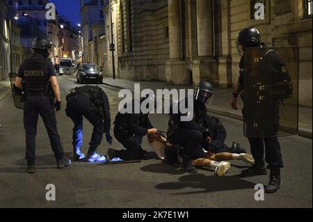 ©Julien Mattia / le Pictorium/MAXPPP - Julien Mattia / le Pictorium - 12/06/2021 - Francia / Ile-de-France / Parigi - Des milliers de jeunes s'etaient donnes rendez-vous sur l'Esplanade des Invalides pour une Soiree 'Projet X' a Paris, qui se terminera par des heurts avec les forces de l'ordre. / 12/06/2021 - Francia / Ile-de-France (regione) / Parigi - migliaia di giovani si sono incontrati sulla spianata degli Invalides per una serata 'progetto X' a Parigi, che si concluderà con scontri con la polizia. Foto Stock