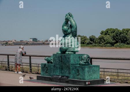 Â©PHOTOPQR/SUD OUEST/GUILLAUME BONNAUD ; BORDEAUX ; 15/06/2021 ; LEGENDE : LES CHATS DE PHILIPPE GELUK S'EXPOSENT SUR LES QUAIS DE BORDEAUX / 20 CHAT DANS LE CADRE ' LE CHAT DEAMBULE ' PHILIPPE GELUK'S CATS EXHIBIT MARTEDÌ 15 GIUGNO 2021. Foto Stock