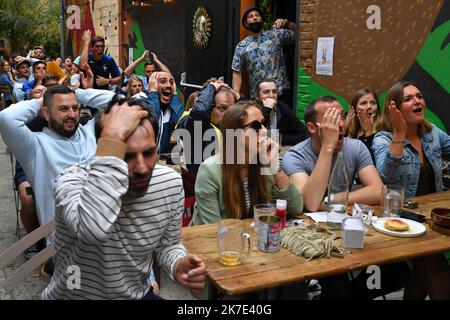 ©PHOTOPQR/VOIX DU NORD/FLORENT MOREAU ; 19/06/2021 ; LILLE, LE 19.06.2021. Le Match Hongrie - France vu depuis les bars de Lille. ICI la Luck rue princesse. FOTO FLORENT MOREAU LA VOIX DU NORD - GIUGNO 19TH 2021. Tifosi francesi davanti alla TV durante la partita UEFA euro2020 tra Ungheria e Francia Foto Stock