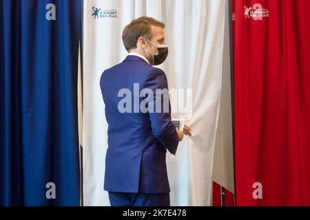 ©PHOTOPQR/VOIX DU NORD/Johan BEN AZZOUZ ; 20/06/2021 ; VOTO ELEZIONI MACRON DU 20 JUIN 2021 voto emmanuel macron au Touquet. Il presidente Emmanuel Macron vota alle elezioni regionali in Francia Foto Stock