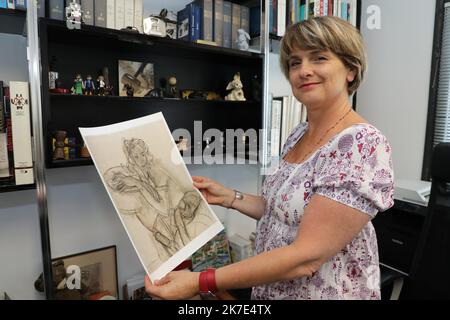 ©PHOTOPQR/LA PROVENCE/DUCLET Stéphane ; Manosque ; 21/06/2021 ; Découverte d'une esquisse Rare d'Henri Matisse à Manosque. Mis aux enchères le 26 juin prochain, le ritratto est estimé à più de 300 000 euro. Ci-contre, Jennifer Primpied Rolland, commissaire priseur. Manosque, Francia, giugno 21st 2021 scoperta di un raro schizzo di Henri Matisse a Manosque. Messo all'asta il 26 giugno, il ritratto è stimato a più di 300.000 euro. Di fronte, Jennifer Primpied Rolland, auctioneer. Foto Stock