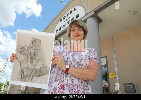 ©PHOTOPQR/LA PROVENCE/DUCLET Stéphane ; Manosque ; 21/06/2021 ; Découverte d'une esquisse Rare d'Henri Matisse à Manosque. Mis aux enchères le 26 juin prochain, le ritratto est estimé à più de 300 000 euro. Ci-contre, Jennifer Primpied Rolland, commissaire priseur. Manosque, Francia, giugno 21st 2021 scoperta di un raro schizzo di Henri Matisse a Manosque. Messo all'asta il 26 giugno, il ritratto è stimato a più di 300.000 euro. Di fronte, Jennifer Primpied Rolland, auctioneer. Foto Stock