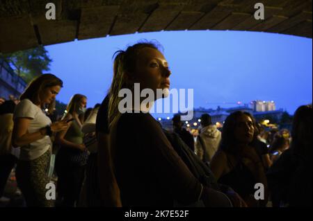 ©Julien Mattia / le Pictorium/MAXPPP - Julien Mattia / le Pictorium - 21/6/2021 - Francia / Ile-de-France / Parigi - Malgre les restrictions du gouvernement, les parisiens se retrouvent dans les parcs sur les bords de seines ou sur les Places pour celebrer la fin du couvre feu et la fete de la musique, a paris le 21 Juin 2021. / 21/6/2021 - Francia / Ile-de-France (regione) / Parigi - nonostante le restrizioni del governo, i parigini si incontreranno nei parchi sulle rive della Senna o nelle piazze per celebrare la fine del coprifuoco e della rete de la musique, a Parigi il 21 giugno 2021. Foto Stock