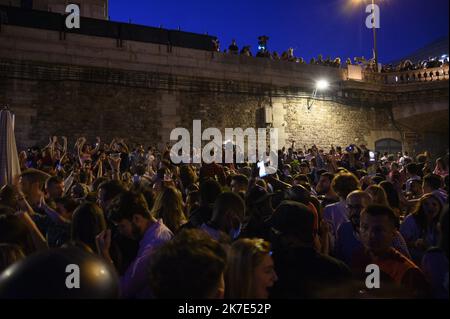 ©Julien Mattia / le Pictorium/MAXPPP - Julien Mattia / le Pictorium - 21/6/2021 - Francia / Ile-de-France / Parigi - Malgre les restrictions du gouvernement, les parisiens se retrouvent dans les parcs sur les bords de seines ou sur les Places pour celebrer la fin du couvre feu et la fete de la musique, a paris le 21 Juin 2021. / 21/6/2021 - Francia / Ile-de-France (regione) / Parigi - nonostante le restrizioni del governo, i parigini si incontreranno nei parchi sulle rive della Senna o nelle piazze per celebrare la fine del coprifuoco e della rete de la musique, a Parigi il 21 giugno 2021. Foto Stock