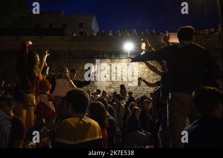 ©Julien Mattia / le Pictorium/MAXPPP - Julien Mattia / le Pictorium - 21/6/2021 - Francia / Ile-de-France / Parigi - Malgre les restrictions du gouvernement, les parisiens se retrouvent dans les parcs sur les bords de seines ou sur les Places pour celebrer la fin du couvre feu et la fete de la musique, a paris le 21 Juin 2021. / 21/6/2021 - Francia / Ile-de-France (regione) / Parigi - nonostante le restrizioni del governo, i parigini si incontreranno nei parchi sulle rive della Senna o nelle piazze per celebrare la fine del coprifuoco e della rete de la musique, a Parigi il 21 giugno 2021. Foto Stock