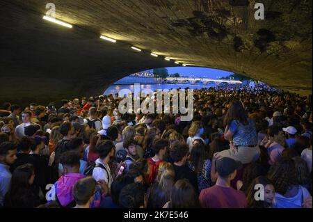 ©Julien Mattia / le Pictorium/MAXPPP - Julien Mattia / le Pictorium - 21/6/2021 - Francia / Ile-de-France / Parigi - Malgre les restrictions du gouvernement, les parisiens se retrouvent dans les parcs sur les bords de seines ou sur les Places pour celebrer la fin du couvre feu et la fete de la musique, a paris le 21 Juin 2021. / 21/6/2021 - Francia / Ile-de-France (regione) / Parigi - nonostante le restrizioni del governo, i parigini si incontreranno nei parchi sulle rive della Senna o nelle piazze per celebrare la fine del coprifuoco e della rete de la musique, a Parigi il 21 giugno 2021. Foto Stock