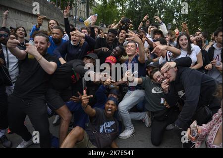 ©Julien Mattia / le Pictorium/MAXPPP - Julien Mattia / le Pictorium - 21/6/2021 - Francia / Ile-de-France / Parigi - Malgre les restrictions du gouvernement, les parisiens se retrouvent dans les parcs sur les bords de seines ou sur les Places pour celebrer la fin du couvre feu et la fete de la musique, a paris le 21 Juin 2021. / 21/6/2021 - Francia / Ile-de-France (regione) / Parigi - nonostante le restrizioni del governo, i parigini si incontreranno nei parchi sulle rive della Senna o nelle piazze per celebrare la fine del coprifuoco e della rete de la musique, a Parigi il 21 giugno 2021. Foto Stock