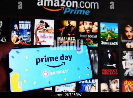 ©Mourad ALLILI/MAXPPP - Foto illustrazione amazon prime Day - nella sua 7th edizione di Amazon prime Day, gli abbonati alla piattaforma Amazon prime sono offerti grandi promozioni, in modo che le persone possono acquistare i loro prodotti con sconti di milioni di prodotti dal catalogo Amazon per 48 ore Foto Stock