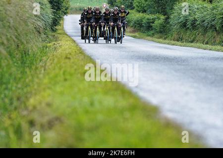 ©PHOTOPQR/OUEST FRANCE/Eddy LEMAISTRE ; BREST ; 25/06/2021 ; Tour de France 2021 - Grand départ Bretagne - Reconnaissance de la 1ère étape - Equipe Jumbo Visma - BREST; 06/25/2021; Tour de France 2021 - Grande partenza in Bretagna - riconoscimento della 1st tappa - Jumbo Visma team - Foto Stock