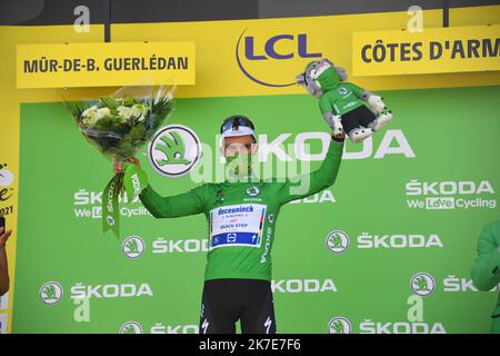 ©PHOTOPQR/LE TELEGRAMMA/NICOLAS CRÉACH ; ; 27/06/2021 ; FOTO NICOLAS CREACH / LE TELEGRAMMA. Ciclismo. Saison 2021. 27 Juin 2021 Tour de France 2021 2 ème étape du Tour de France 2021 Perros Guirec - Mur de Bretagne Julian Alaphilippe qui endosse le maillot vert 2nd tappa della 108th edizione del Tour de France, 183 km tra Perros-Guirrec e Mur de Bretagne Guerledan, Il 27 giugno 2021. Foto Stock