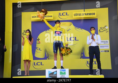 ©PHOTOPQR/LE TELEGRAMMA/NICOLAS CRÉACH ; ; 27/06/2021 ; FOTO NICOLAS CREACH / LE TELEGRAMMA. Ciclismo. Saison 2021. 27 Juin 2021 Tour de France 2021 2 ème étape du Tour de France 2021 Perros Guirec - Mur de Bretagne Mathieu van der Poel fait coup doppia : victoire à Mûr-de-Bretagne et maillot Jaune pour le Néerlandais. 2nd tappa della 108th edizione del Tour de France, 183 km tra Perros-Guirrec e Mur de Bretagne Guerledan, il 27 giugno 2021. Foto Stock