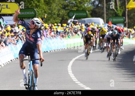 ©PHOTOPQR/LE TELEGRAMMA/NICOLAS CRÉACH ; ; 27/06/2021 ; FOTO NICOLAS CREACH / LE TELEGRAMMA. Ciclismo. Saison 2021. 27 Juin 2021 Tour de France 2021 2 ème étape du Tour de France 2021 Perros Guirec - Mur de Bretagne Mathieu van der Poel fait coup doppia : victoire à Mûr-de-Bretagne et maillot pour le Néerlandais. 2nd tappa della 108th edizione del Tour de France, 183 km tra Perros-Guirrec e Mur de Bretagne Guerledan, il 27 giugno 2021. Foto Stock