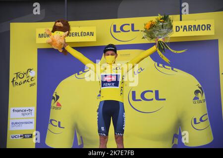 ©PHOTOPQR/LE TELEGRAMMA/NICOLAS CRÉACH ; ; 27/06/2021 ; FOTO NICOLAS CREACH / LE TELEGRAMMA. Ciclismo. Saison 2021. 27 Juin 2021 Tour de France 2021 2 ème étape du Tour de France 2021 Perros Guirec - Mur de Bretagne Mathieu van der Poel fait coup doppio : victoire à Mûr-de-Bretagne et maillot Jaune pour le Néerlandais 2nd tappa della 108th edizione della gara ciclistica Tour de France, a 183 km tra Perros-Guirrec e Mur de Bretagne Guerledan, il 27 giugno 2021. Foto Stock