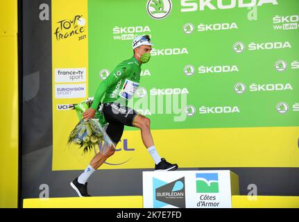 ©PHOTOPQR/LE TELEGRAMMA/NICOLAS CRÉACH ; ; 27/06/2021 ; FOTO NICOLAS CREACH / LE TELEGRAMMA. Ciclismo. Saison 2021. 27 Juin 2021 Tour de France 2021 2 ème étape du Tour de France 2021 Perros Guirec - Mur de Bretagne Julian Alaphilippe qui endosse le maillot vert 2nd tappa della 108th edizione del Tour de France, 183 km tra Perros-Guirrec e Mur de Bretagne Guerledan, Il 27 giugno 2021. Foto Stock