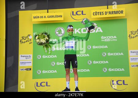 ©PHOTOPQR/LE TELEGRAMMA/NICOLAS CRÉACH ; ; 27/06/2021 ; FOTO NICOLAS CREACH / LE TELEGRAMMA. Ciclismo. Saison 2021. 27 Juin 2021 Tour de France 2021 2 ème étape du Tour de France 2021 Perros Guirec - Mur de Bretagne Julian Alaphilippe qui endosse le maillot vert 2nd tappa della 108th edizione del Tour de France, 183 km tra Perros-Guirrec e Mur de Bretagne Guerledan, Il 27 giugno 2021. Foto Stock