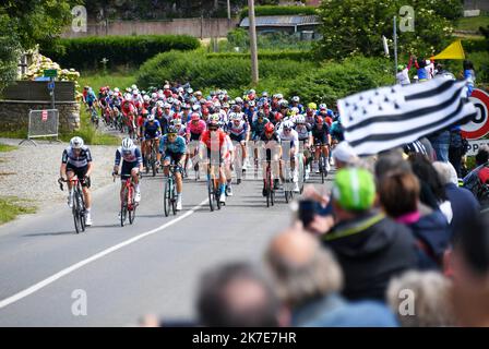 ©PHOTOPQR/LE TELEGRAMMA/NICOLAS CRÉACH ; ; 27/06/2021 ; FOTO NICOLAS CREACH / LE TELEGRAMMA. Ciclismo. Saison 2021. 27 Juin 2021 Tour de France 2021 2 ème étape du Tour de France 2021 Perros Guirec - Mur de Bretagne Passage des coureurs du Tour à Pleuleur-Bodou 2nd tappa della 108th edizione della gara ciclistica Tour de France, a 183 km tra Perros-Guirrec e Mur de Bretagne Guerledan, Il 27 giugno 2021. Foto Stock