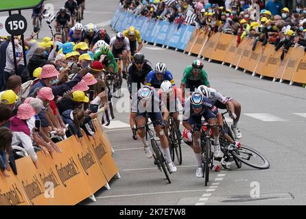 ©PHOTOPQR/OUEST FRANCE/Eddy LEMAISTRE ; PONTIVY ; 28/06/2021 ; Tour de France 2021 - 3ème étape entre Lorient et Pontivy - Arrivée des coureurs à Pontivy, et chute de Peter Sagan (Bora) et Cabel Ewan (lotto Soudal) 3rd tappa della 108th edizione del Tour de France, gara ciclistica 182 km tra Lorient e Pontivy, il 28 giugno 2021. Foto Stock