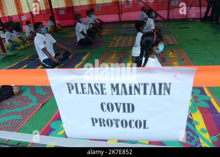 ©Abhisek Saha / le Pictorium/MAXPPP - Abhisek Saha / le Pictorium - 21/6/2021 - Inde / Udaipur - Des personnes pratiquent le yoga devant le Gunavati Group Temple, un monumento Protege au niveau Central, organizzare par l'Archaeological Survey of India, a l'occasione de la Journee internationale du yoga a Udaipur, A 50 km d'Agaratala. / 21/6/2021 - India / Udaipur - la gente esegue lo yoga di fronte al Tempio del Gruppo Gunavati, un monumento protetto centralmente, organizzato dal rilevamento archeologico dell'India, in occasione della Giornata Internazionale dello Yoga a Udaipur, a 50 km da Agaratala. Foto Stock