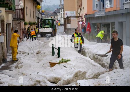 ©PHOTOPQR/l'EST REPUBLICAIN/ ; PLOMBIERES-LES-BAINS ; 29/06/2021 ; PLOMBIERES-LES-BAINS le 29/06/2021 : un violento orage de grêle s’est abattu sur Plombiéres-les-Bains *** Foto VOSGES MATIN, J. HUMBRECHT *** temporale nel dipartimento dei Vosgi Francia, giugno 29 2021 Foto Stock