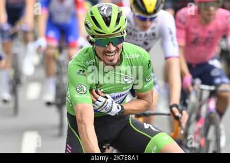 ©PHOTOPQR/OUEST FRANCE/Thomas Bregardis / Ouest-France ; Fougères ; 29/06/2021 ; Tour de France 2021. Quatrième étape (entièrement en Ille-et-Vilaine) entre Redon et Fougères Julian Alaphilippe (DECEUNINCK - QUICK - STEP) felicite via les oreillettes Mark Cavensidh une fois la ligne passée Thomas Burregardis / Ouest-France la 4th tappa della 108th edizione del Tour de France, 150 km tra Redon e Fougeres, il 29 giugno 2021. Foto Stock