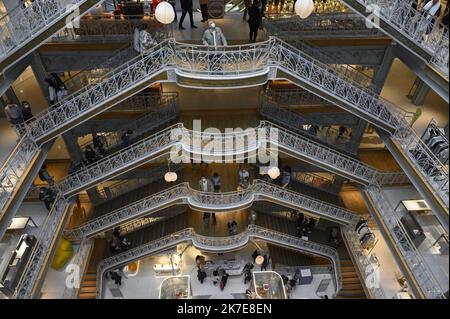 ©Julien Mattia / le Pictorium/MAXPPP - Julien Mattia / le Pictorium - 26/6/2021 - France / Ile-de-France / Paris - des centaines de personnes font la queue lors du Premier week-end de reouverture de la samaritaine a Paris, pour decouvrir les renovation faites par le groupe LVMH. / 26/6/2021 - Francia / Ile-de-France (region) / Parigi - centinaia di persone fanno la fila al primo fine settimana della riapertura della Samaritaine a Parigi, per scoprire le ristrutturazioni effettuate dal gruppo LVMH. Foto Stock