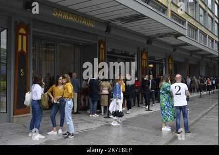©Julien Mattia / le Pictorium/MAXPPP - Julien Mattia / le Pictorium - 26/6/2021 - France / Ile-de-France / Paris - des centaines de personnes font la queue lors du Premier week-end de reouverture de la samaritaine a Paris, pour decouvrir les renovation faites par le groupe LVMH. / 26/6/2021 - Francia / Ile-de-France (region) / Parigi - centinaia di persone fanno la fila al primo fine settimana della riapertura della Samaritaine a Parigi, per scoprire le ristrutturazioni effettuate dal gruppo LVMH. Foto Stock