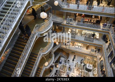 ©Julien Mattia / le Pictorium/MAXPPP - Julien Mattia / le Pictorium - 26/6/2021 - France / Ile-de-France / Paris - des centaines de personnes font la queue lors du Premier week-end de reouverture de la samaritaine a Paris, pour decouvrir les renovation faites par le groupe LVMH. / 26/6/2021 - Francia / Ile-de-France (region) / Parigi - centinaia di persone fanno la fila al primo fine settimana della riapertura della Samaritaine a Parigi, per scoprire le ristrutturazioni effettuate dal gruppo LVMH. Foto Stock