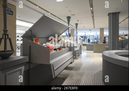©Julien Mattia / le Pictorium/MAXPPP - Julien Mattia / le Pictorium - 26/6/2021 - France / Ile-de-France / Paris - des centaines de personnes font la queue lors du Premier week-end de reouverture de la samaritaine a Paris, pour decouvrir les renovation faites par le groupe LVMH. / 26/6/2021 - Francia / Ile-de-France (region) / Parigi - centinaia di persone fanno la fila al primo fine settimana della riapertura della Samaritaine a Parigi, per scoprire le ristrutturazioni effettuate dal gruppo LVMH. Foto Stock