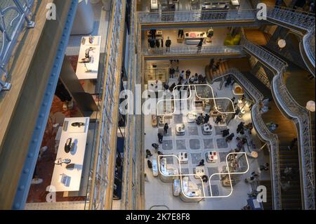 ©Julien Mattia / le Pictorium/MAXPPP - Julien Mattia / le Pictorium - 26/6/2021 - France / Ile-de-France / Paris - des centaines de personnes font la queue lors du Premier week-end de reouverture de la samaritaine a Paris, pour decouvrir les renovation faites par le groupe LVMH. / 26/6/2021 - Francia / Ile-de-France (region) / Parigi - centinaia di persone fanno la fila al primo fine settimana della riapertura della Samaritaine a Parigi, per scoprire le ristrutturazioni effettuate dal gruppo LVMH. Foto Stock