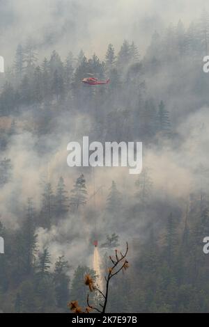 Un elicottero fa cadere l'acqua su un incendio boschivo che brucia al Nohomin Creek Fire nel Stein Valley NlakaÕpamux Heritage Provincial Park, a nord di Lytton, Foto Stock