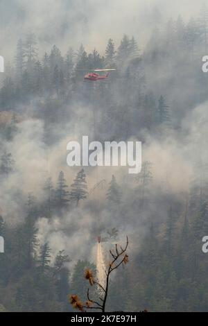 Un elicottero fa cadere l'acqua su un incendio boschivo che brucia al Nohomin Creek Fire nel Stein Valley NlakaÕpamux Heritage Provincial Park, a nord di Lytton, Foto Stock