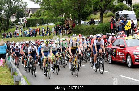 ©PHOTOPQR/LE PROGRES/Catherine AULAZ - Oyonnax 03/07/2021 - Départ Tour de France à Oyonnax - 3 juillet 2021 - Tour de France 2021 - 8e étape Oyonnax (Ain) - Grand-Bornand (alta Savoia). En attendente le départ réel, les coureurs roulent ensemble pour le Plus Grand plaisir ders spectateurs. 2021 Tour de France gara ciclistica il 3rd luglio 2021 Foto Stock