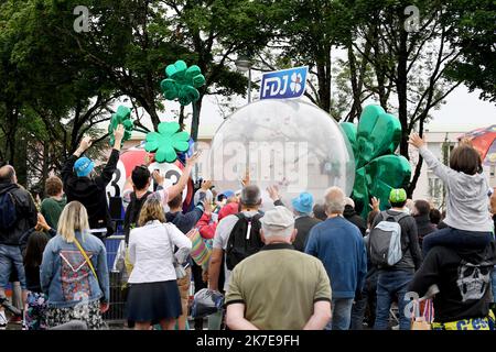 ©PHOTOPQR/LE PROGRES/Catherine AULAZ - Oyonnax 03/07/2021 - Départ Tour de France à Oyonnax - 3 juillet 2021 - Tour de France 2021 - 8e étape Oyonnax (Ain) - Grand-Bornand (alta Savoia). La caravane attendue par tous. 2021 Tour de France gara ciclistica il 3rd luglio 2021 Foto Stock