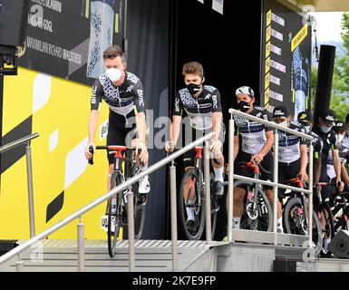 ©PHOTOPQR/LE PROGRES/Catherine AULAZ - Oyonnax 03/07/2021 - Départ Tour de France à Oyonnax - 3 juillet 2021 - Tour de France 2021 - 8e étape Oyonnax (Ain) - Grand-Bornand (alta Savoia). Les équipes se sont succédé sur le podium pour la présentation d'avant corso. 2021 Tour de France gara ciclistica il 3rd luglio 2021 Foto Stock