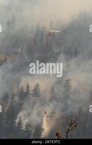 Un elicottero fa cadere l'acqua su un incendio boschivo che brucia al Nohomin Creek Fire nel Stein Valley NlakaÕpamux Heritage Provincial Park, a nord di Lytton, Foto Stock