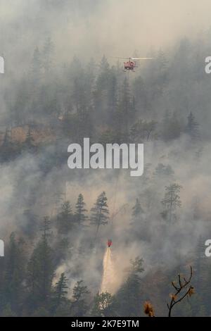 Un elicottero fa cadere l'acqua su un incendio boschivo che brucia al Nohomin Creek Fire nel Stein Valley NlakaÕpamux Heritage Provincial Park, a nord di Lytton, Foto Stock