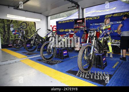 Thierry Larret / Maxppp . mecaniques sportive. Championnat du Monde de Trial. 2 eme Manche en France sur le circuit de Charade, Saint Genes Champanelle (63), le 4 juillet 2021. Stand Sherco Foto Stock