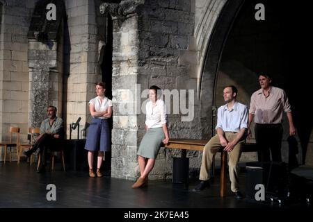 ©PHOTOPQR/LA PROVENCE/REY Jérôme ; Avignon ; 04/07/2021 ; Avignon Festival in Cloitre des Carmes Ceux qui vont contre le vent Metteur en scene Nathalie Beasse FESTIVAL D'AVIGNON 75th EDIZIONE DAL 5 AL 25 LUGLIO 2021 Foto Stock