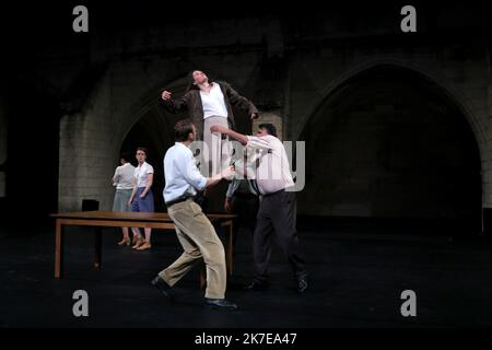 ©PHOTOPQR/LA PROVENCE/REY Jérôme ; Avignon ; 04/07/2021 ; Avignon Festival in Cloitre des Carmes Ceux qui vont contre le vent Metteur en scene Nathalie Beasse FESTIVAL D'AVIGNON 75th EDIZIONE DAL 5 AL 25 LUGLIO 2021 Foto Stock