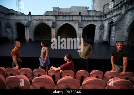 ©PHOTOPQR/LA PROVENCE/REY Jérôme ; Avignon ; 04/07/2021 ; Avignon Festival in Cloitre des Carmes Ceux qui vont contre le vent Metteur en scene Nathalie Beasse FESTIVAL D'AVIGNON 75th EDIZIONE DAL 5 AL 25 LUGLIO 2021 Foto Stock