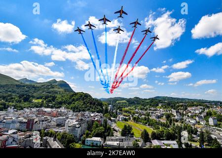 ©PHOTOPQR/LA DEPECHE DU MIDI/LAURENT DARD ; TARBES ; 09/07/2021 ; NR LAURENT DARD PATROUILLE DE FRANCE AU DESSUS DE LOURDES - PATROL FRANCESE SU LOURDES Foto Stock