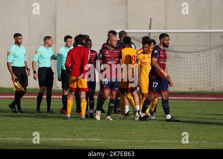 Thierry LARRET / MAXPPP. Calcio. Preparazione del match de. Clermont piede 63 (L1) vs Rodez Aveyron piede (L2). Stade Philippe Marcombes, Clermont-Ferrand (63) le 10 juillet 2021. JOIE FIN DE MATCH Foto Stock