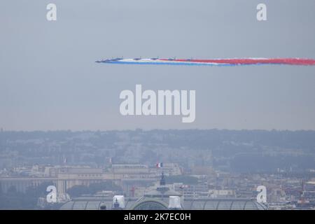 ©PHOTOPQR/LE PARISIEN/Olivier Arandel ; Paris ; 14/07/2021 ; Paris, France Mercredi 14 juillet 2021 Défilé aérien du 14 juillet passage de la Patrouille de France devant la Tour Eiffel France festa nazionale celebrata il 14th 2021 luglio, Patrouille de France su Parigi Foto Stock