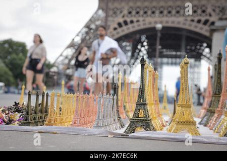 ©PHOTOPQR/LE PARISIEN/Philippe de Poulpiquet ; Paris ; 15/07/2021 ; Paris (75), le 15 juillet 2021. Les touristes rereviennent sur Paris et pourfront visiter à nouveau la Tour Eiffel qui ouvre ses portes vendredi après plusieurs mois de fermetures en raison de la crise sanitaire. Parigi, Francia, 15th 2021 luglio la Torre Eiffel riaprirà venerdì dopo mesi di chiusura a causa della pandemia del covid-19 Foto Stock